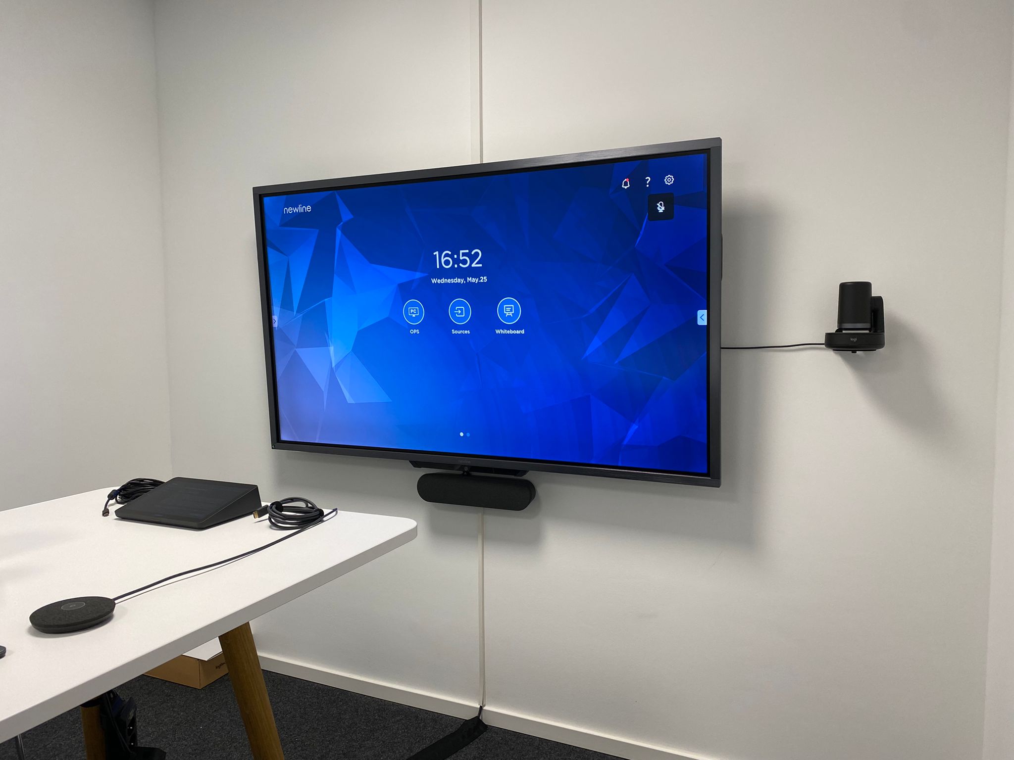 Konferenzsystem-Logitech-Touch-Display-Meetingraum-WeDoDs