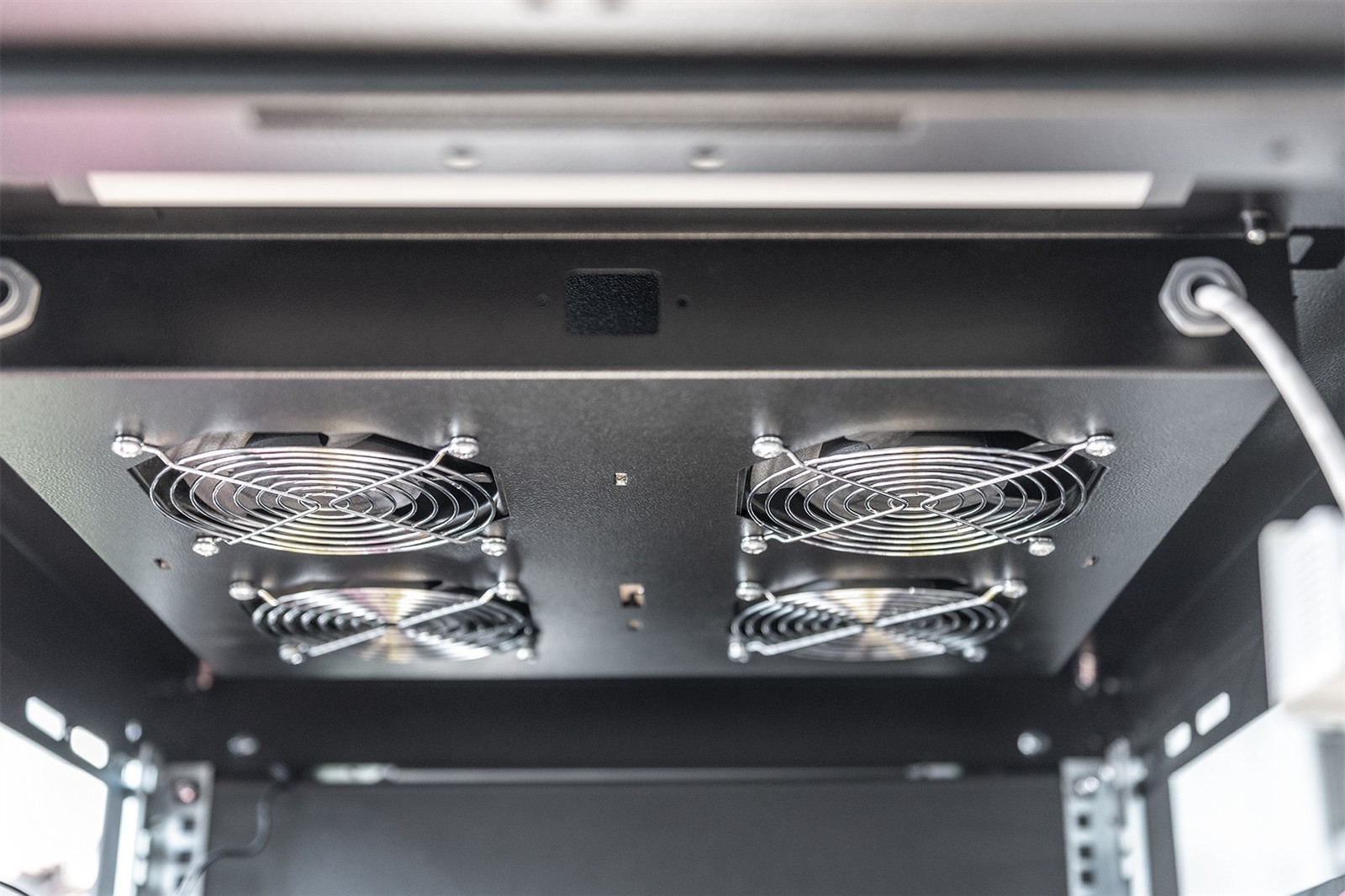 DN19FAN4BN_4016032332855_Application_1_RGB